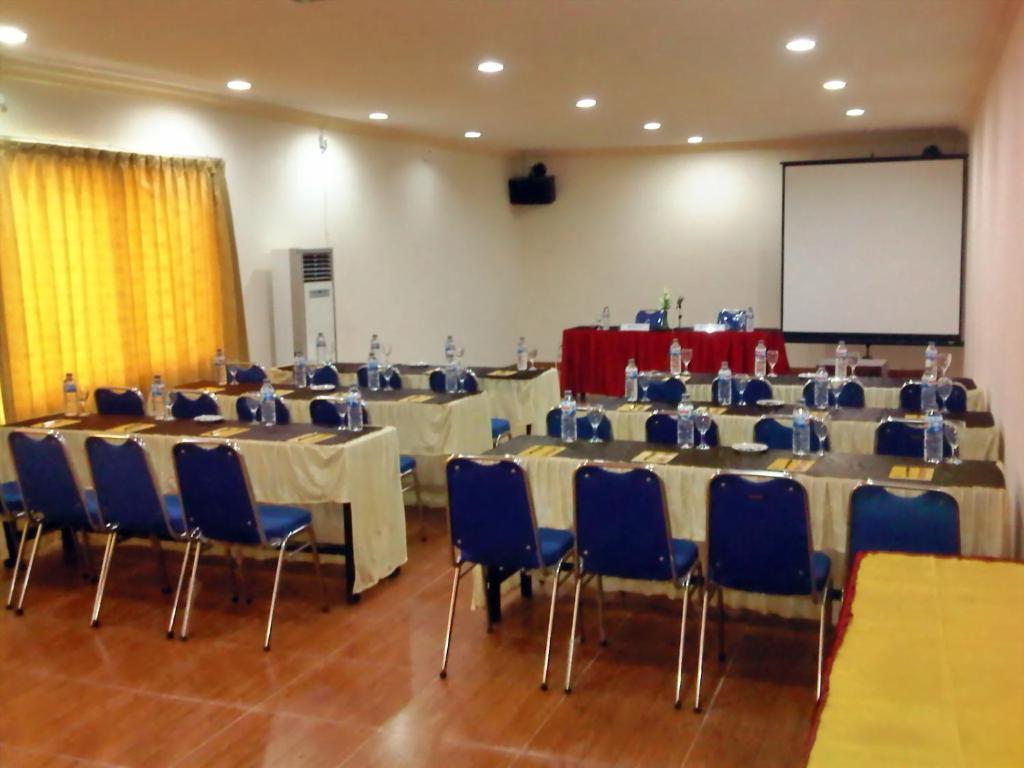 Grand Duta Hotel Palu Eksteriør bilde